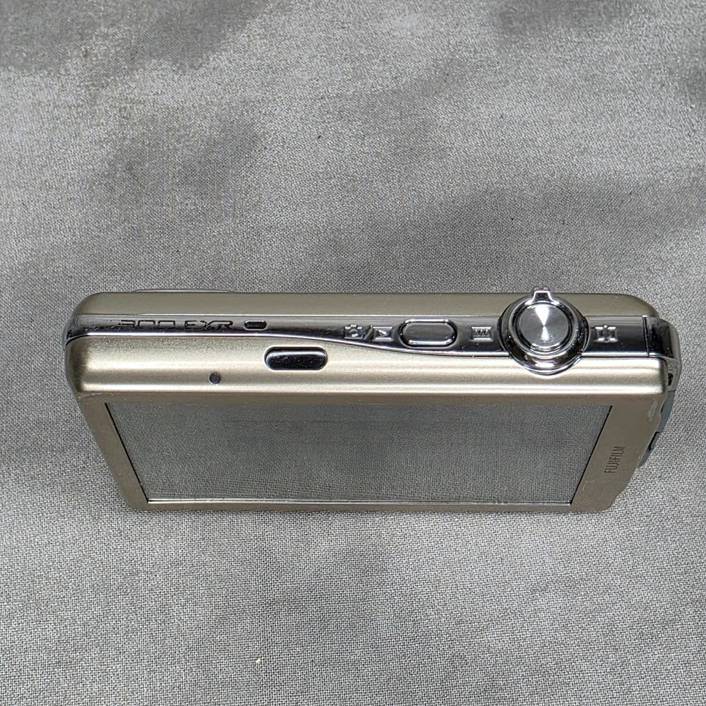 FUJIFILM FinePix Z800EXR 12.0 MP Touchscreen Compact Digital Camera Tested - Picture 8 of 15